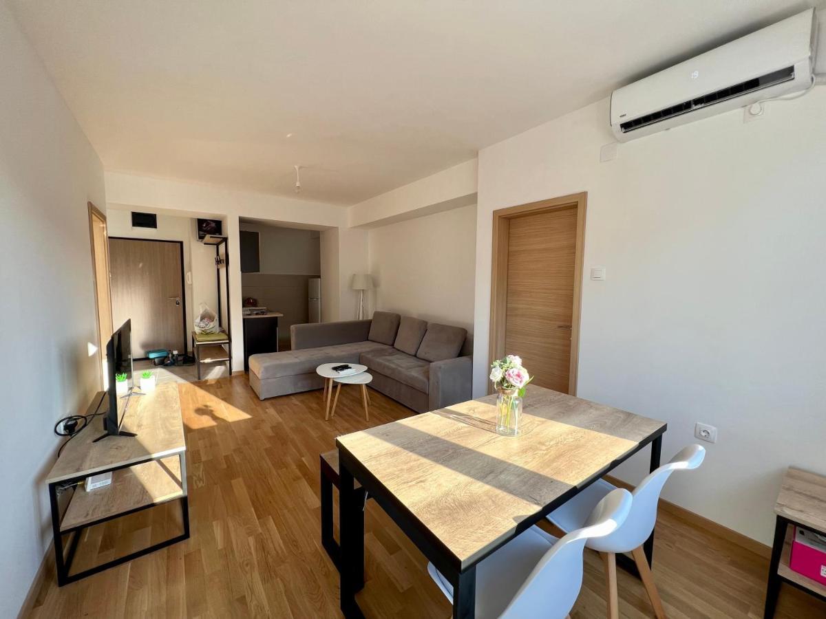 Sara'S Apartment Cozy And Close To Center With Private Parking Escópia Exterior foto