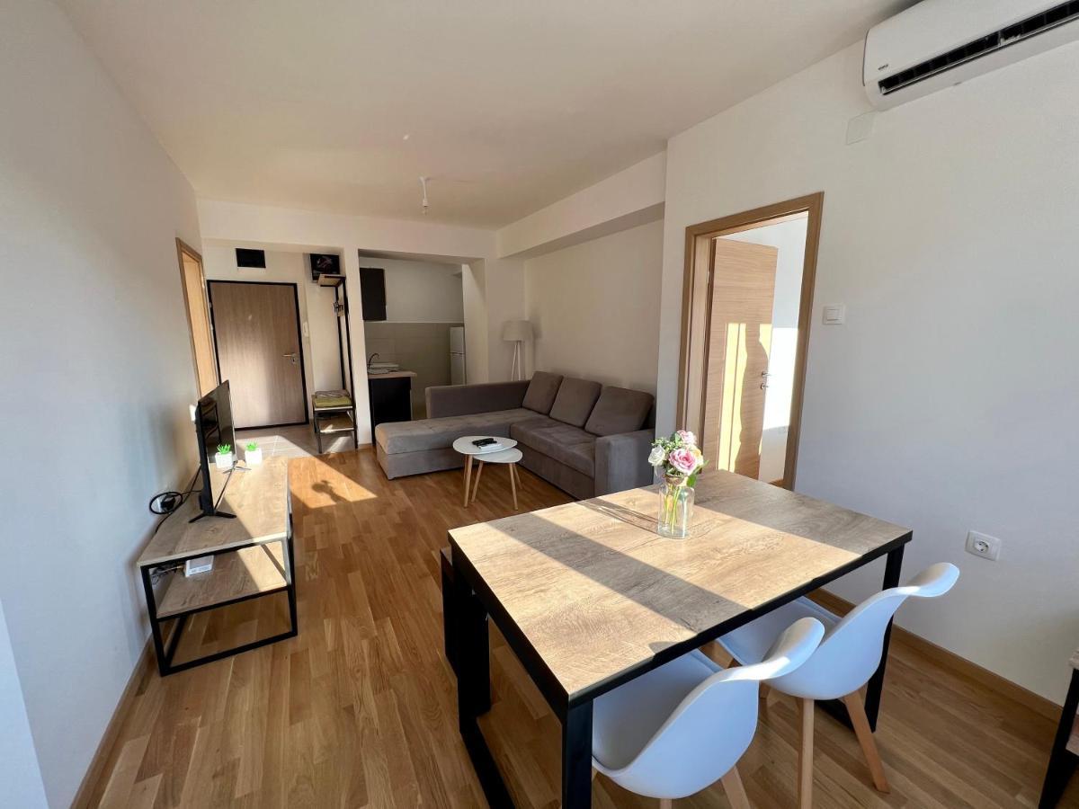 Sara'S Apartment Cozy And Close To Center With Private Parking Escópia Exterior foto